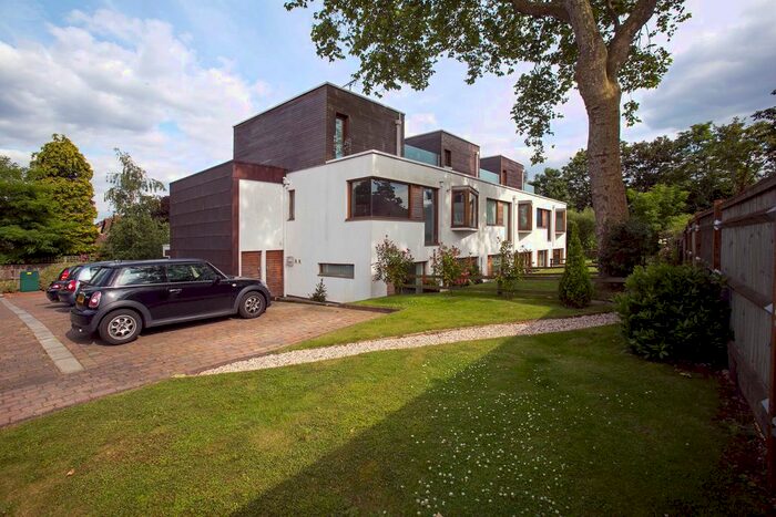2 Bedroom Flat To Rent In Southmead Gardens, Teddington, TW11