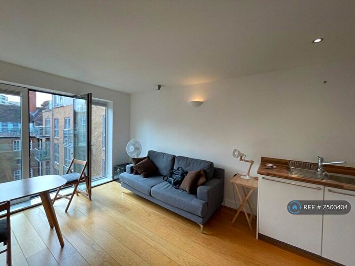 1 Bedroom Flat To Rent In Drapers Court, London, SW11