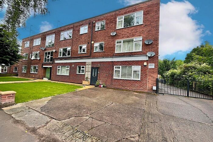 2 Bedroom Apartment To Rent In Parrs Wood Road, East Didsbury, M20