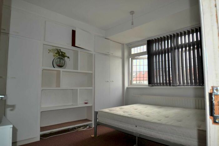 5 Bedroom Semi-Detached House To Rent In Derwent Drive, Yeading, UB4