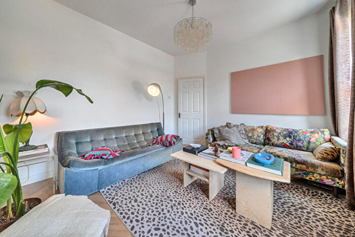 3 Bedroom Maisonette For Sale In Beulah Road, Thornton Heath, CR7