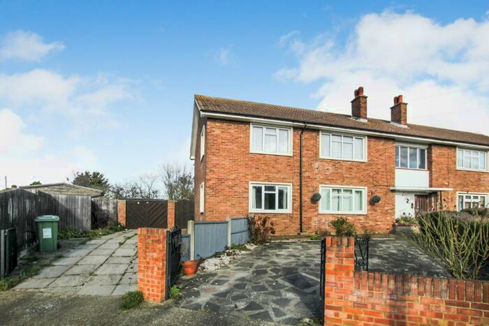 2 Bedroom Ground Maisonette To Rent In Lulworth Drive, Romford, RM5