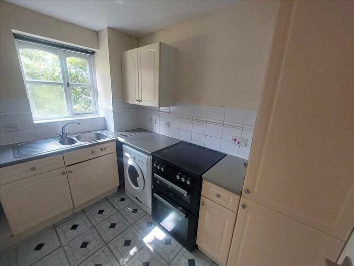 2 Bedroom Flat To Rent In Upton Close, Cricklewood, NW2