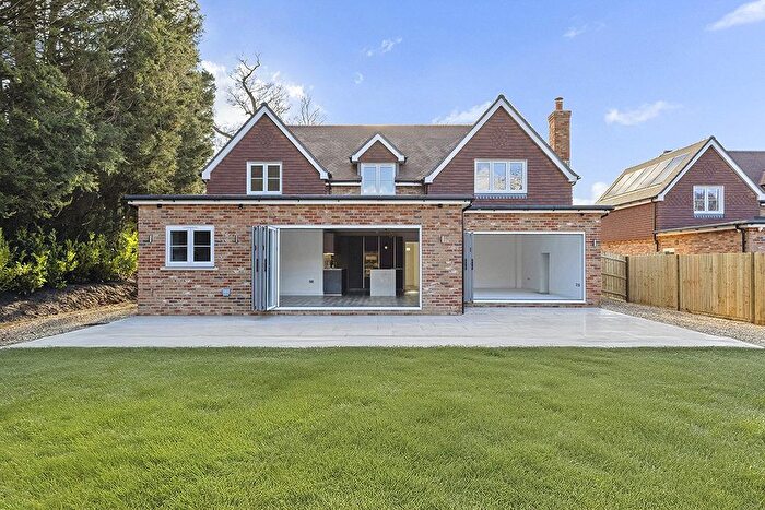 4 Bedroom Country House For Sale In Wildmoor Lane, Sherfield-On-Loddon, RG27