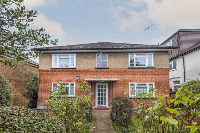 2 Bedroom Flat To Rent In Park Road, Kingston Upon Thames KT2