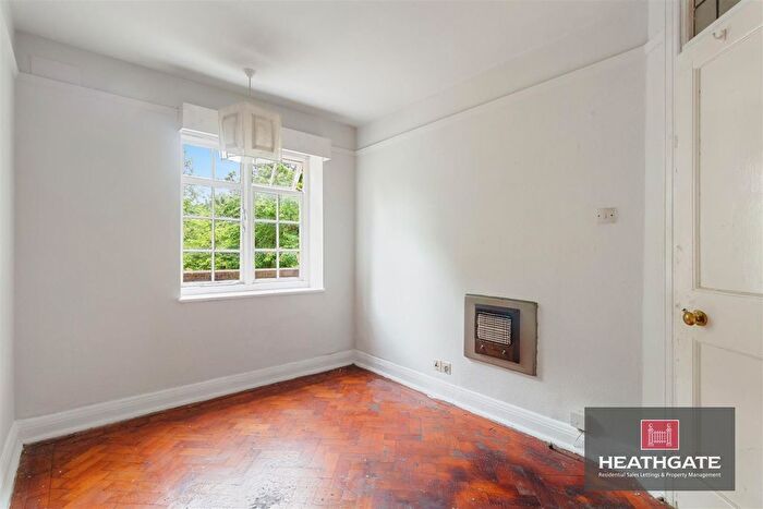 2 Bedroom Flat For Sale In Lyttelton Road, London, N2