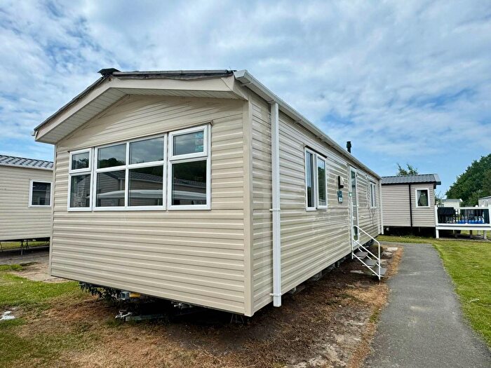 2 Bedroom Mobile/park Home For Sale In Prestatyn, LL19