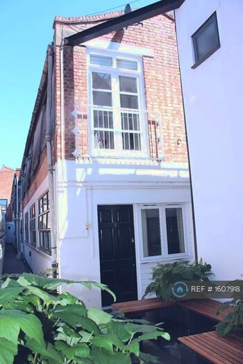 4 Bedroom Flat To Rent In Southampton Way, London, SE5