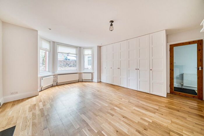 Studio For Sale In The Avenue, London, W13