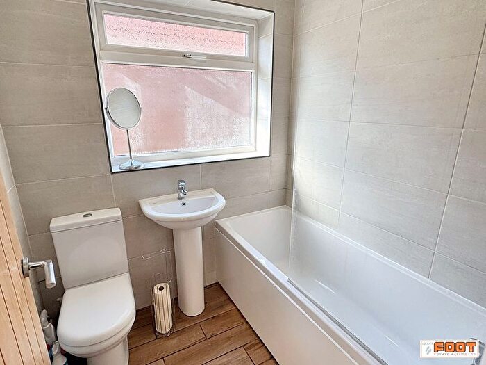 2 Bedroom Detached Bungalow For Sale In Oakwood Road, Hayling Island., PO11