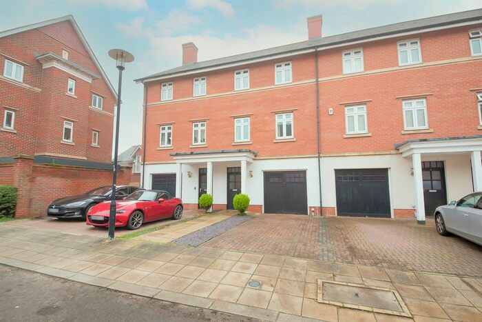 4 Bedroom Town House To Rent In Barncroft Drive, Lower Earley, RG6
