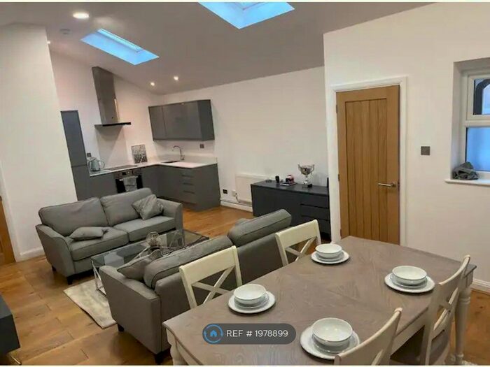 2 Bedroom Bungalow To Rent In Beacon Mews, Weybridge, KT13