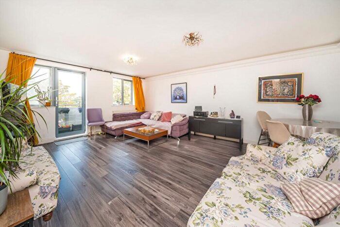 3 Bedroom Flat To Rent In Lapis Close, Willesden, NW10