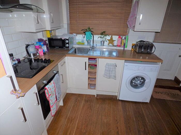 2 Bedroom Flat To Rent In Sidney House Hassett Road, London, E9