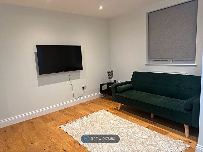 2 Bedroom Flat To Rent In Windmill Hill, Enfield, EN2