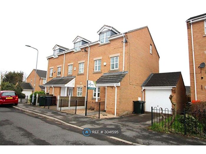 3 Bedroom Semi-Detached House To Rent In Alred Court, Bradford, BD4