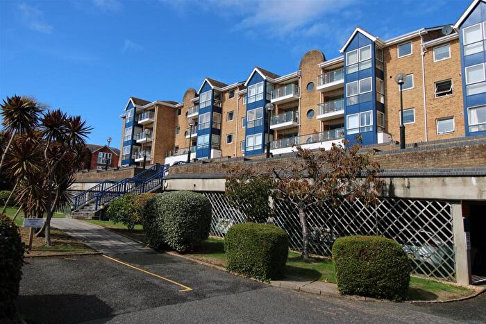 3 Bedroom Apartment For Sale In Admiral Gardens, Cowes, PO31