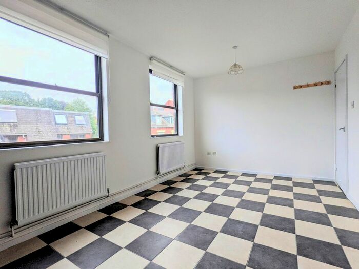 2 Bedroom Flat To Rent In Victoria Street, St. Albans, Hertfordshire, AL1