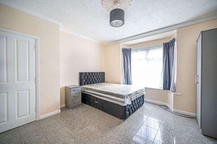 4 Bedroom Property To Rent In St Andrews Road, East Acton, London, W3