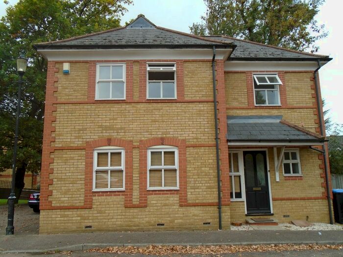 3 Bedroom Detached House For Sale In Buchanan Close, London, N21