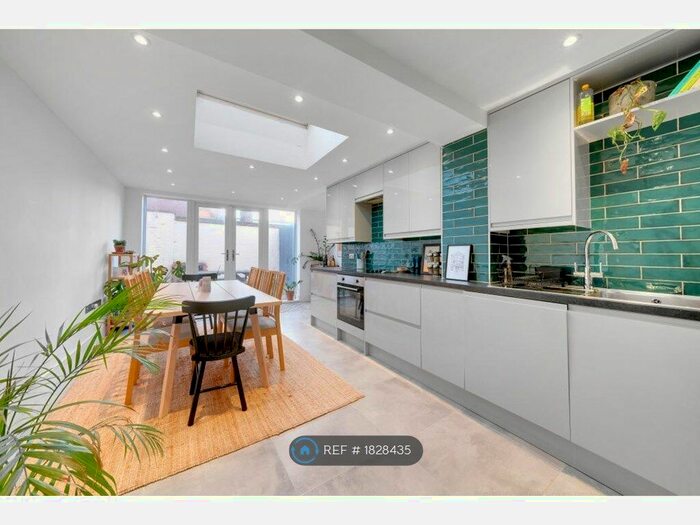 3 Bedroom Flat To Rent In Queensbridge Road, London, E8