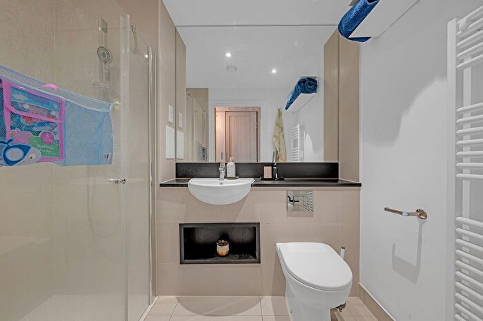 3 Bedroom Flat To Rent In Telegraph Avenue, Loop Court, SE10