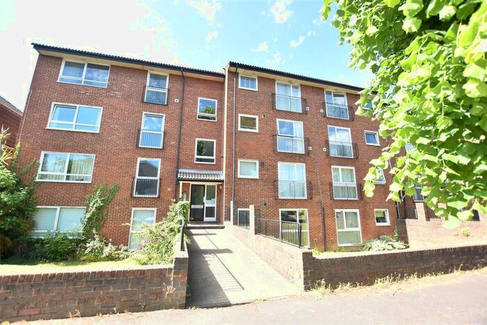 2 Bedroom Flat To Rent In Berrylands, Surbiton, KT5
