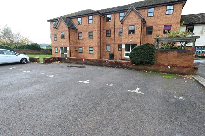 2 Bedroom Flat To Rent In Station Approach, Station Road, Kings Langley, Hertfordshire, WD4