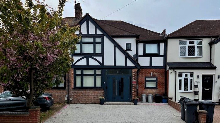 5 Bedroom Semi-Detached House To Rent In Fullwell Avenue, Ilford, IG6