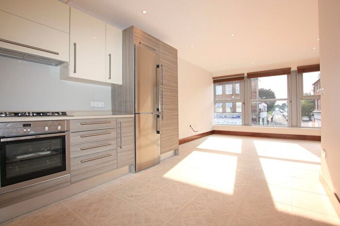 3 Bedroom Flat To Rent In Brent Street, Hendon, NW4