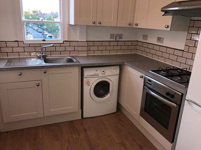 3 Bedroom Flat To Rent In Sutton Parade, Church Road, Hendon, London, NW4
