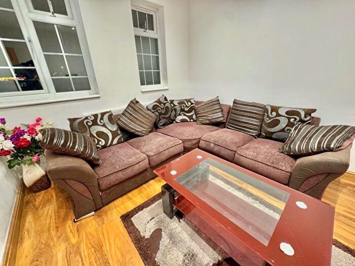 3 Bedroom Flat To Rent In Bath Road, Harmoundsworth, West Drayton, UB7