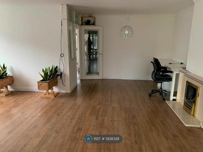 4 Bedroom Bungalow To Rent In The Shrublands, Potters Bar, EN6