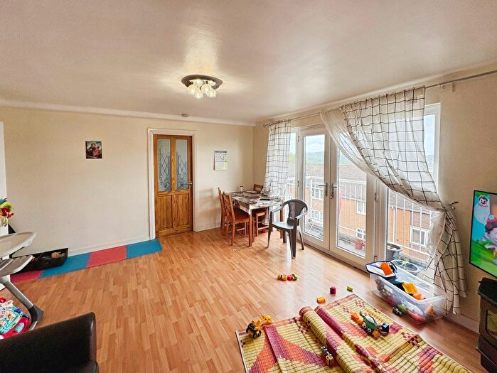 2 Bedroom Maisonette For Sale In Burns Road, Sheffield, S6