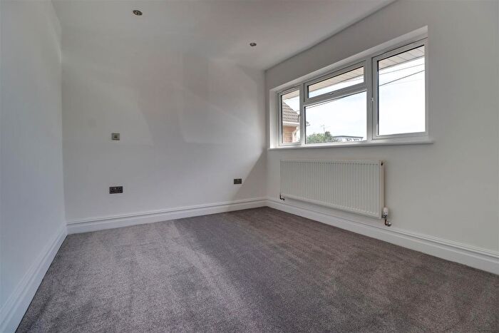 2 Bedroom Semi-Detached Bungalow For Sale In Hengist Gardens, Wickford, SS11