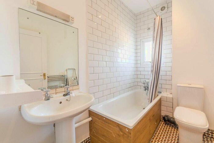 3 Bedroom Flat To Rent In Manor Road, Stoke Newington, London, N16