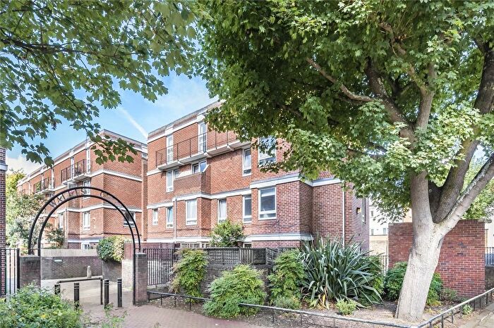 3 Bedroom Flat For Sale In Wallis Close, London, SW11