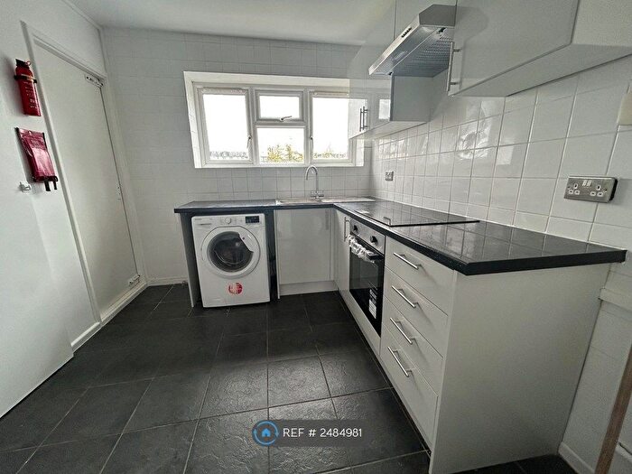 3 Bedroom Flat To Rent In Elgar House, London, N8