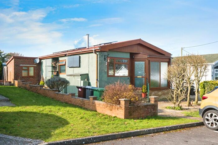 3 Bedroom Park Home For Sale In Alresford Road, Winchester, SO21