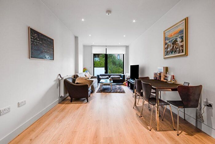 2 Bedroom Flat To Rent In Deauville Close, Poplar, E14