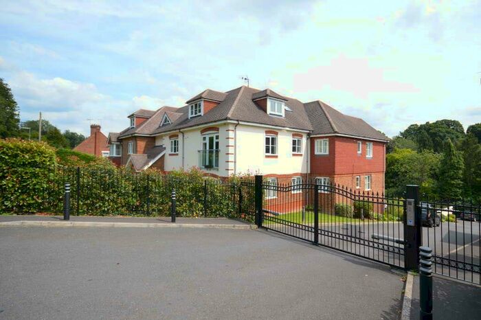 2 Bedroom Flat To Rent In St Monicas Road, KT20