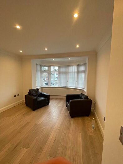 3 Bedroom Apartment To Rent In Great North Way, London, NW4
