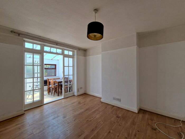 3 Bedroom Semi-Detached House To Rent In Middleton Avenue, Greenford, UB6