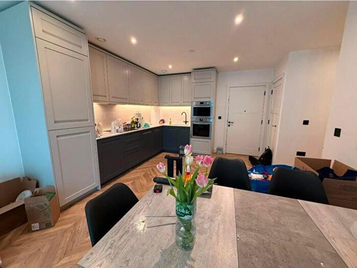 2 Bedroom Flat To Rent In Brook Street, Kingston Upon Thames, KT1