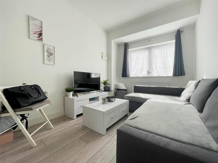 2 Bedroom Flat To Rent In Kent Road, Grays, RM17