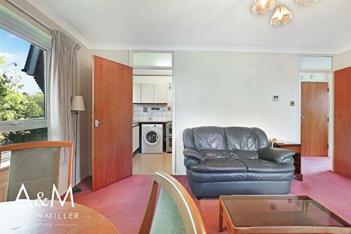 1 Bedroom Flat For Sale In Farm View Court, Newbury Park, IG2