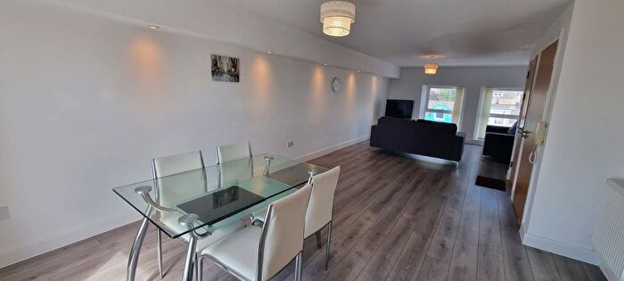 3 Bedroom Flat To Rent In Flat, Walter Road, Swansea, SA1