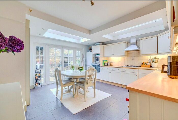 2 Bedroom Flat To Rent In Hazlebury Road, London, SW6