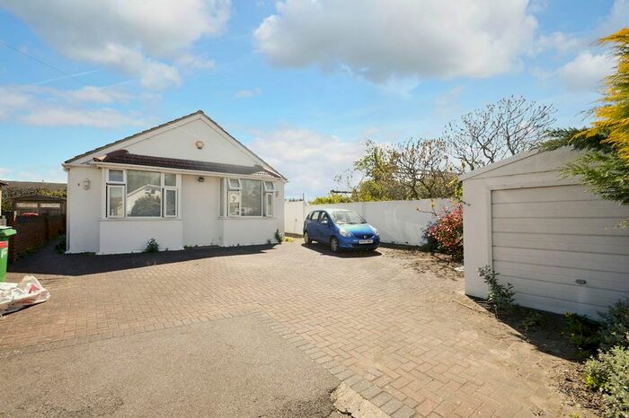 3 Bedroom Bungalow To Rent In Mead Way, Slough, Berkshire, SL1