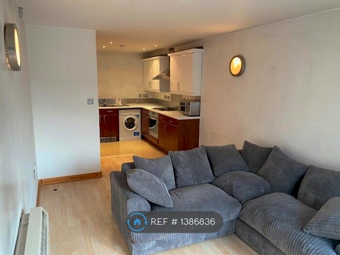2 Bedroom Flat To Rent In Raquel Court, London, SE1